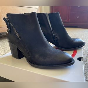 Blondo Nivada Waterproof Ankle Boot Bootie Size 8.5 Asymmetric Zip Black Leather